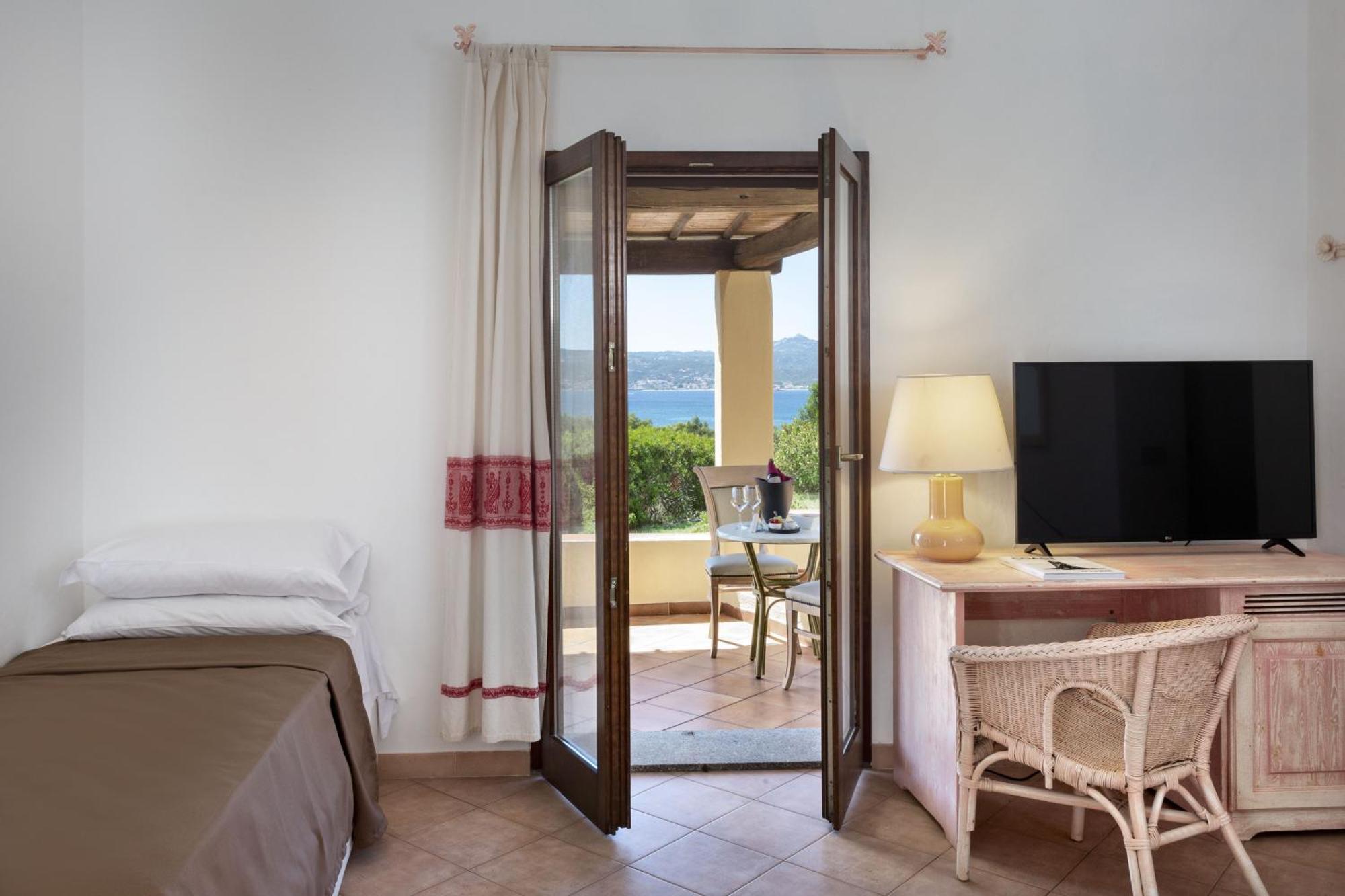 Hotel Sole Mare Baja Sardinia Exterior foto