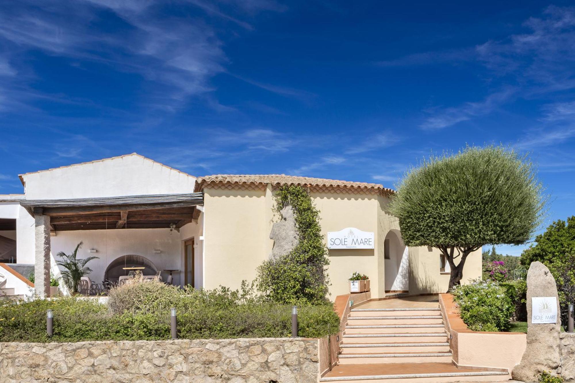 Hotel Sole Mare Baja Sardinia Exterior foto