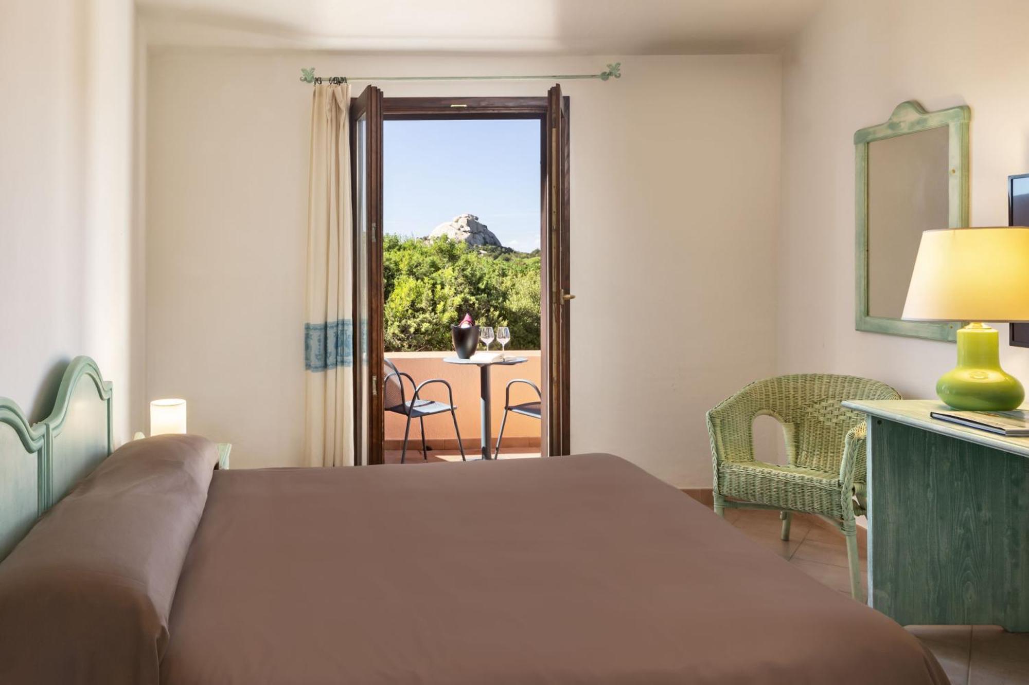 Hotel Sole Mare Baja Sardinia Exterior foto