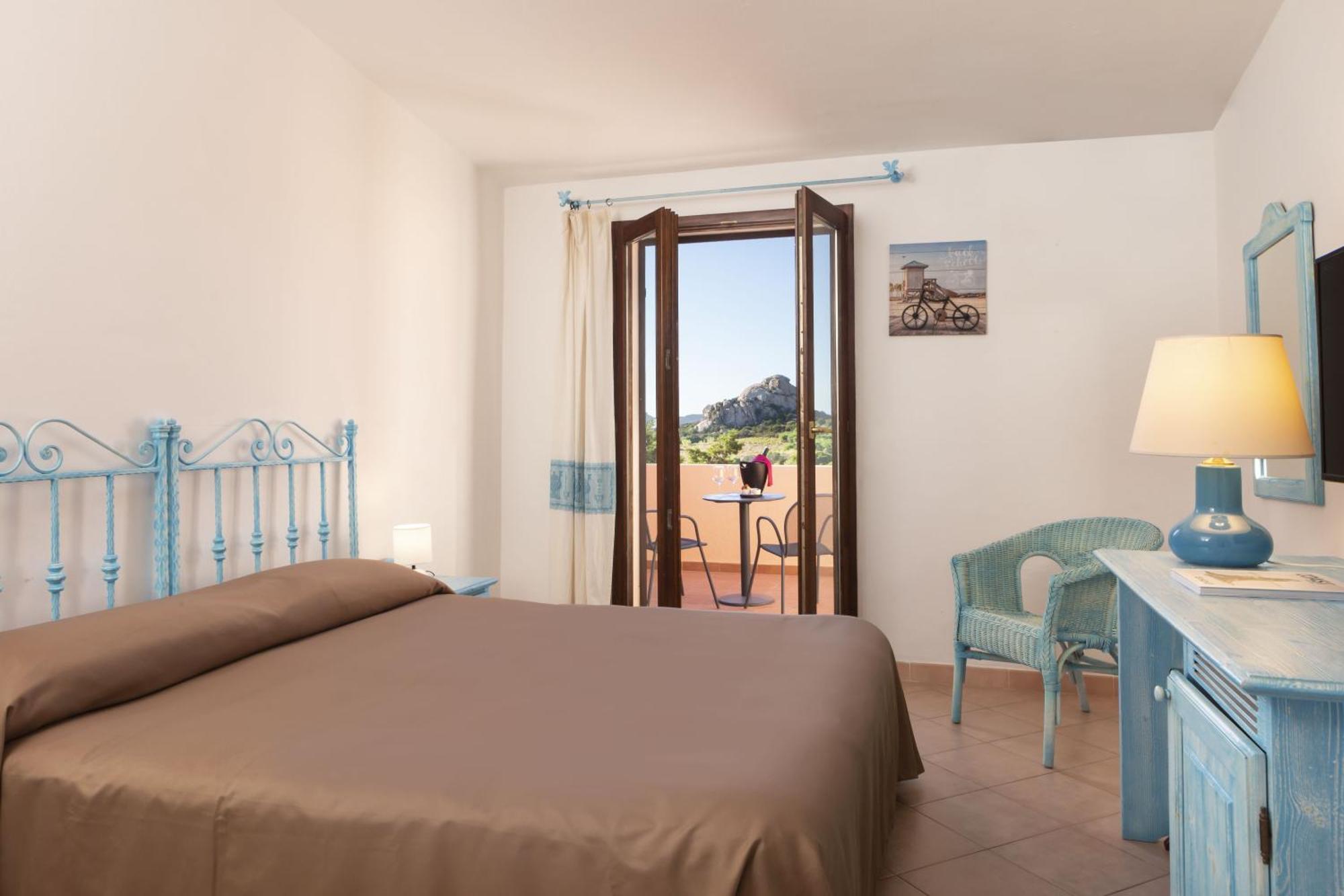 Hotel Sole Mare Baja Sardinia Exterior foto