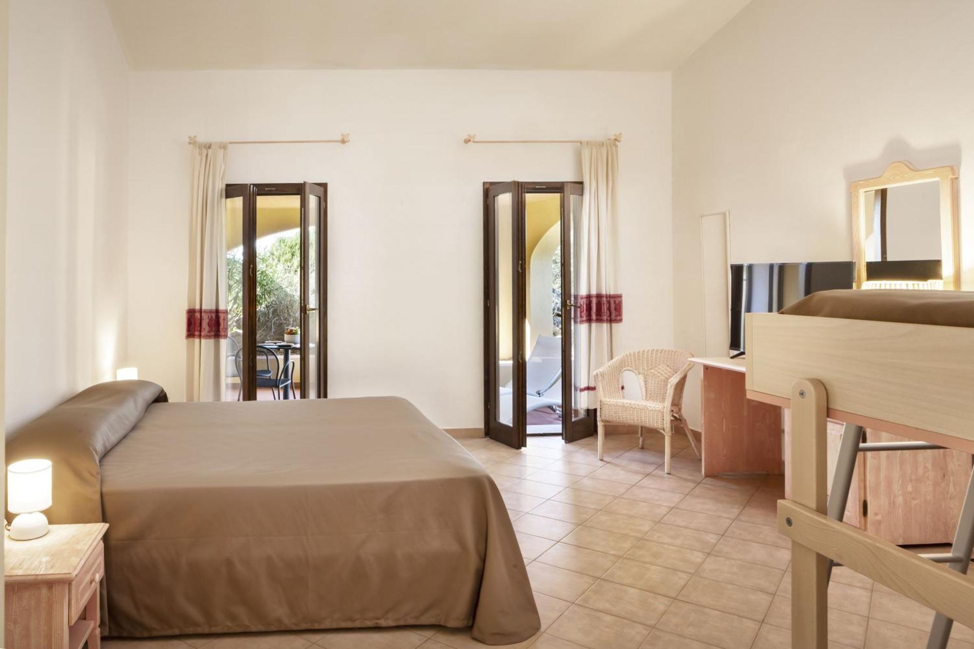 Hotel Sole Mare Baja Sardinia Exterior foto