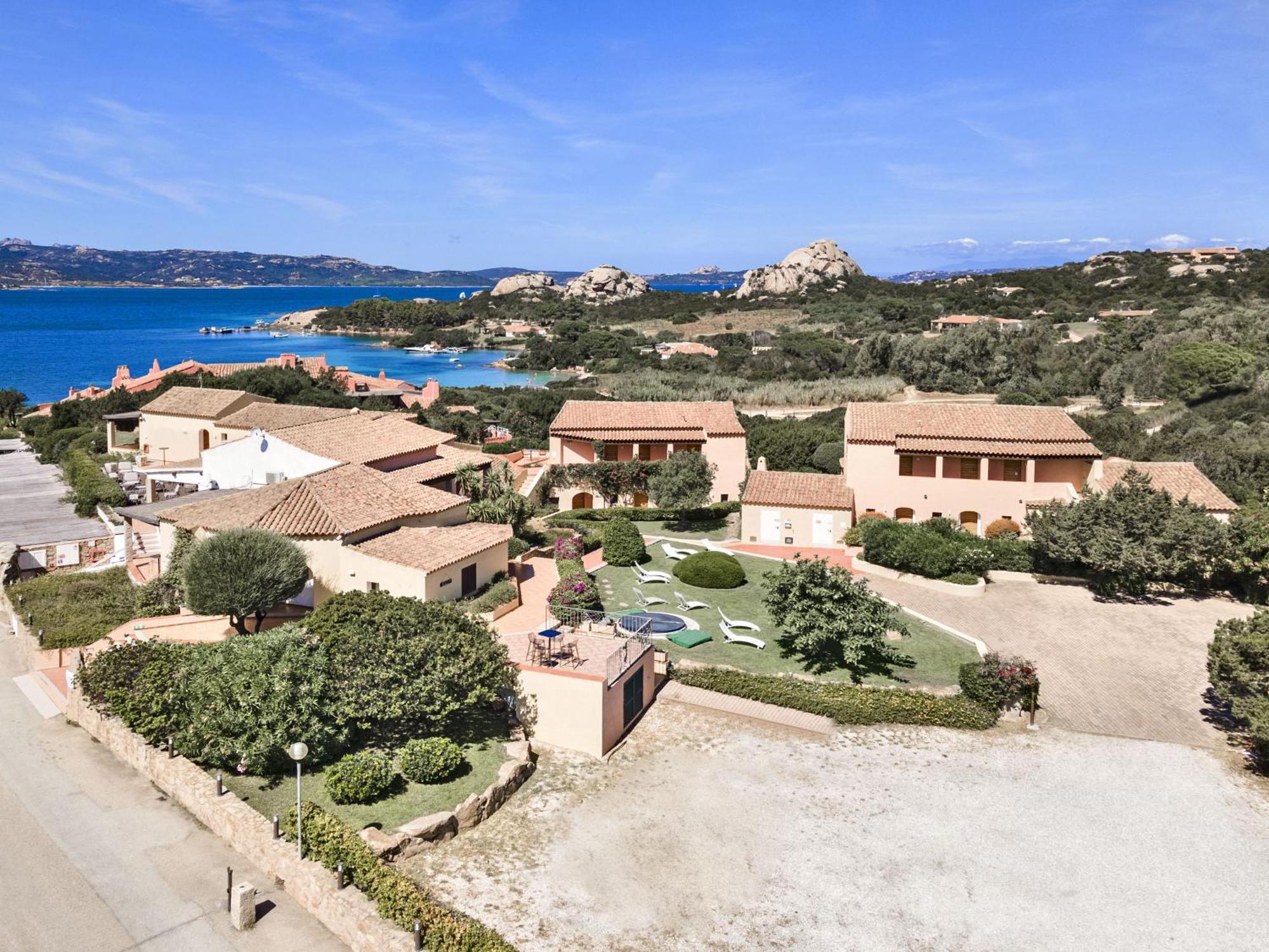 Hotel Sole Mare Baja Sardinia Exterior foto