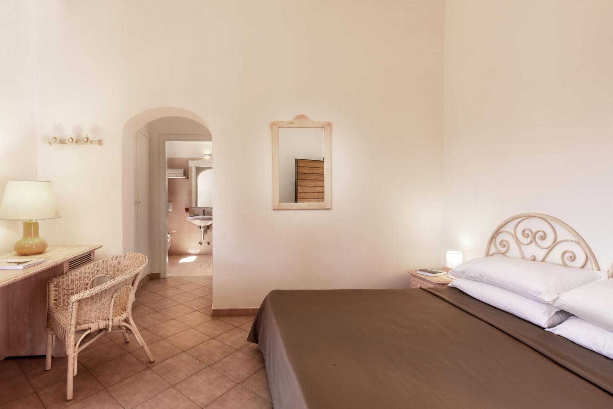 Hotel Sole Mare Baja Sardinia Exterior foto